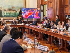 LOPEZ CHAU, «ENFRENTAR AL PUEBLO CON SUS FF. AA. ES UN DAÑO RADICAL»